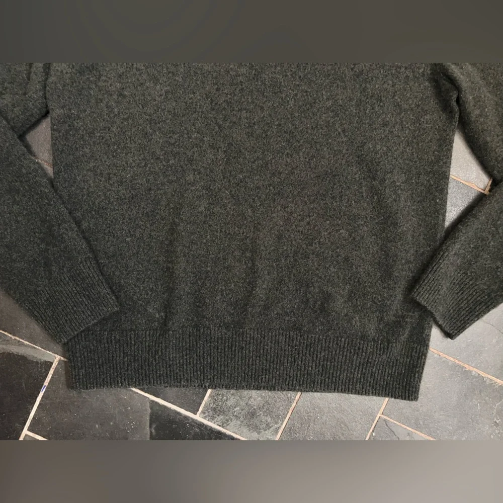 Banana Republic dark gray cashmere pullover crewneck sweater size medium - Picture 5 of 5